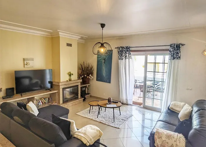 Farm Village- Townhouse 2 Mins From Old Town 펜션 알부페이라